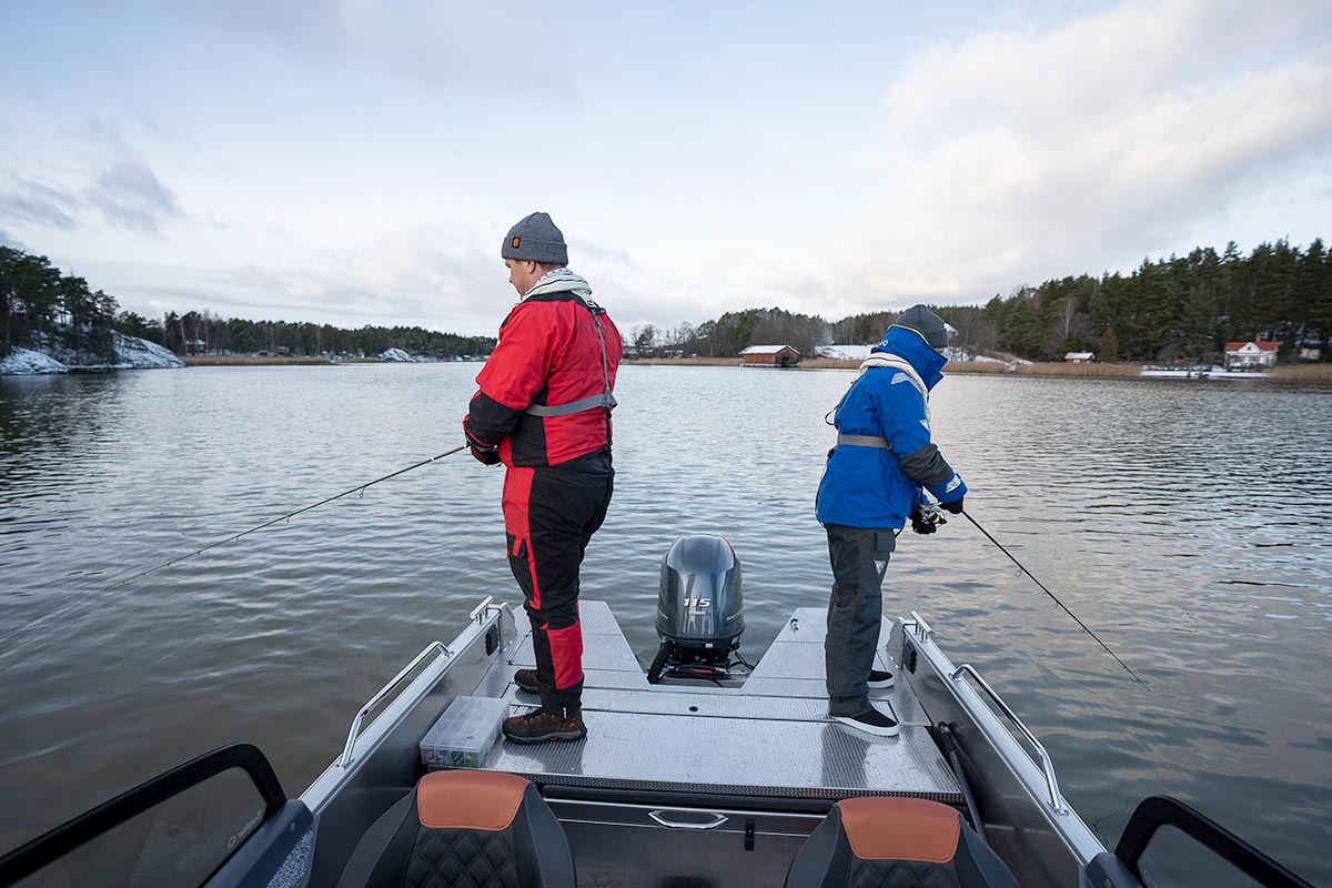 Aktersoffan och badplattformarna kan enkelt göras om till ytterligare ett fiskedäck genom att byta ut soffans ryggstöd mot en däckplatta. 