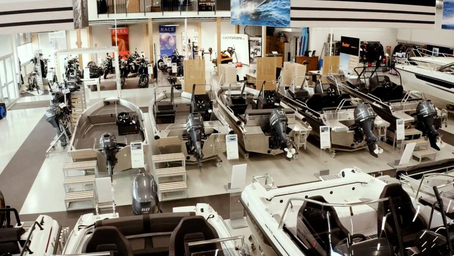 Buster-alumiiniveneitä Rantakoneen myymälässä