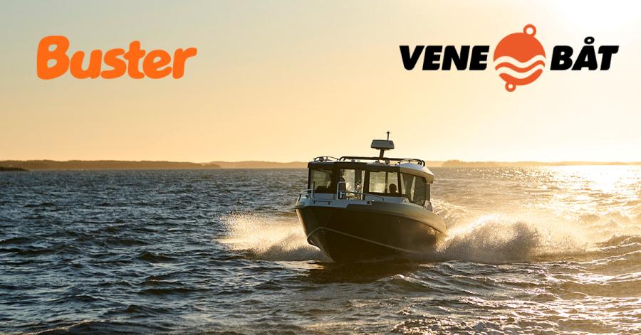 Buster Magnum Cabin ajaa kohti kameraa auringonlaskun aikaan. Busterin logo vasemmassa yläkulmassa, Vene Båt -logo oikeassa.