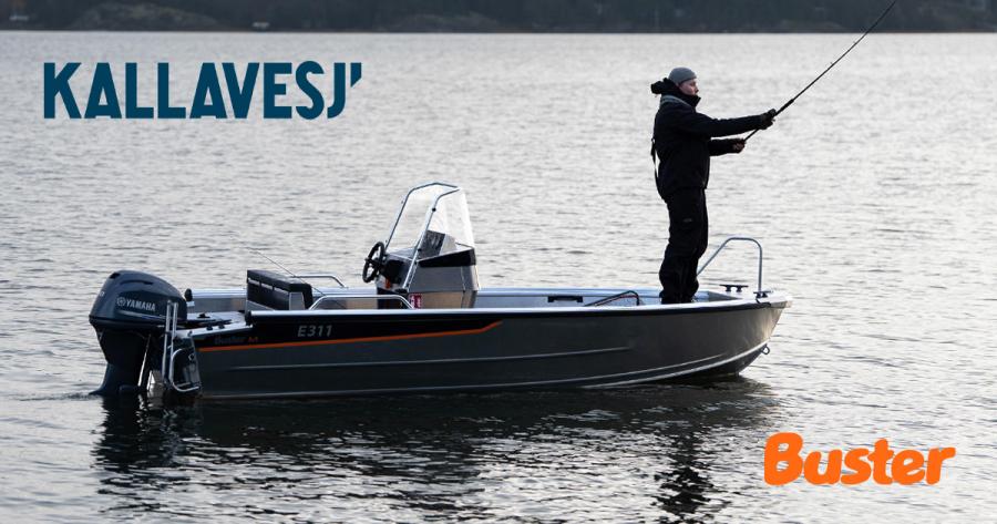 Kuvassa heittokalastaja Buster Mcc:n keulassa. Vasemmassa yläkulmassa Kallavesj-messujen logo, oikeassa alakulmassa Busterin logo. Kuvan yleisväritys on harmaa.