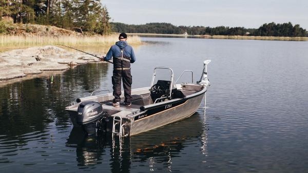 Buster M1 med fiskeutrustning, bl.a.kastplattform i före