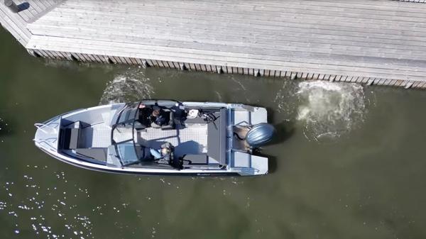 Yamaha Helm Master EX seamlessly operating bow thruster of Buster SuperMagnum