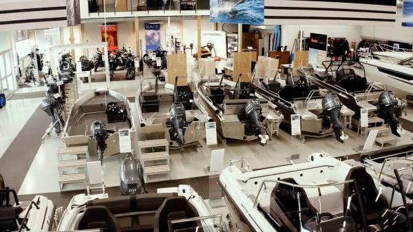 Buster-alumiiniveneitä Rantakoneen myymälässä