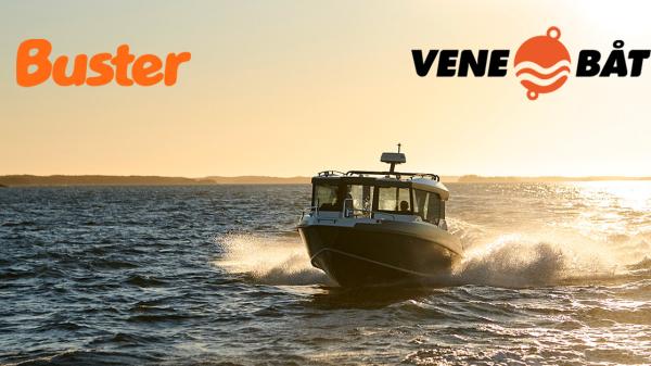 Buster Magnum Cabin ajaa kohti kameraa auringonlaskun aikaan. Busterin logo vasemmassa yläkulmassa, Vene Båt -logo oikeassa.