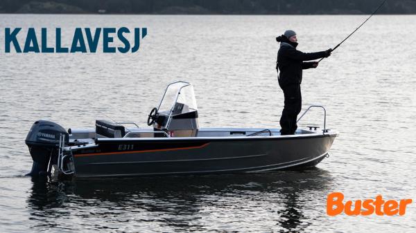 Kuvassa heittokalastaja Buster Mcc:n keulassa. Vasemmassa yläkulmassa Kallavesj-messujen logo, oikeassa alakulmassa Busterin logo. Kuvan yleisväritys on harmaa.