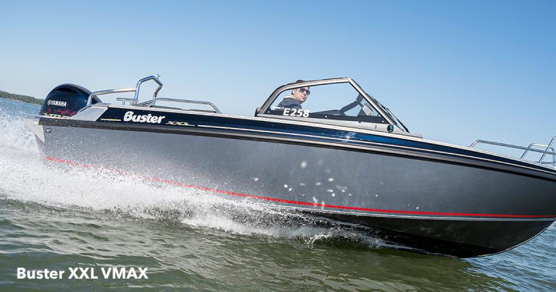 Buster XXL V MAX ja kuski kiitää kuvan oikeaan laitaan sinisen taivaan alla.