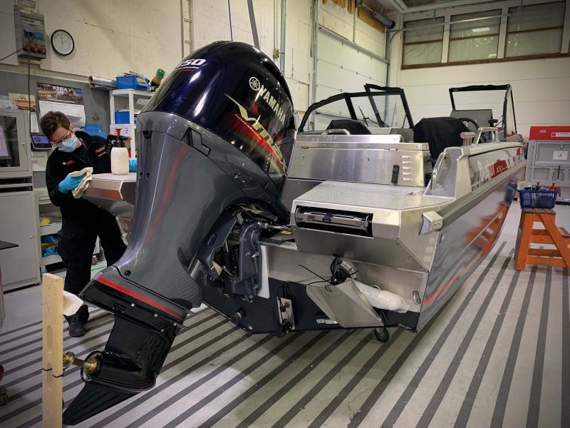 Buster aluminium boat production, Yamaha outboard engine installation