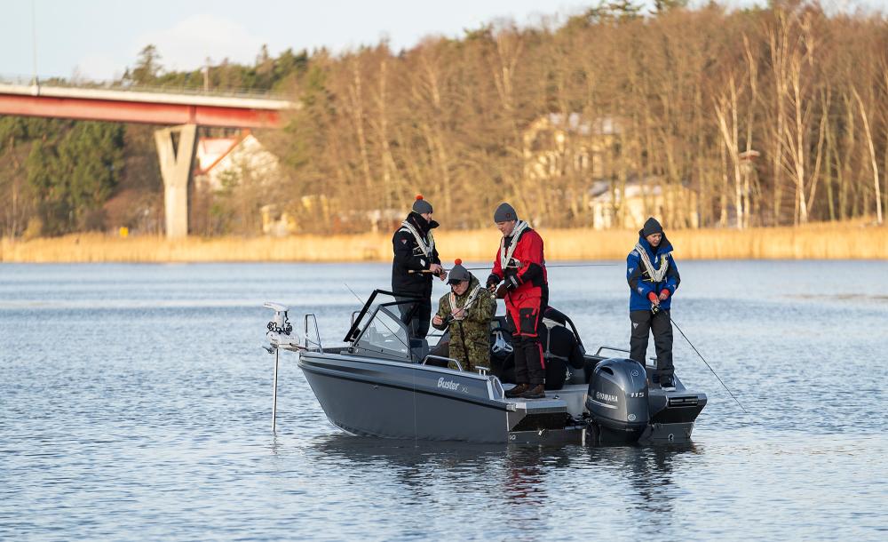 Buster XL alumiinivene heittokalastusvene keulamoottorilla