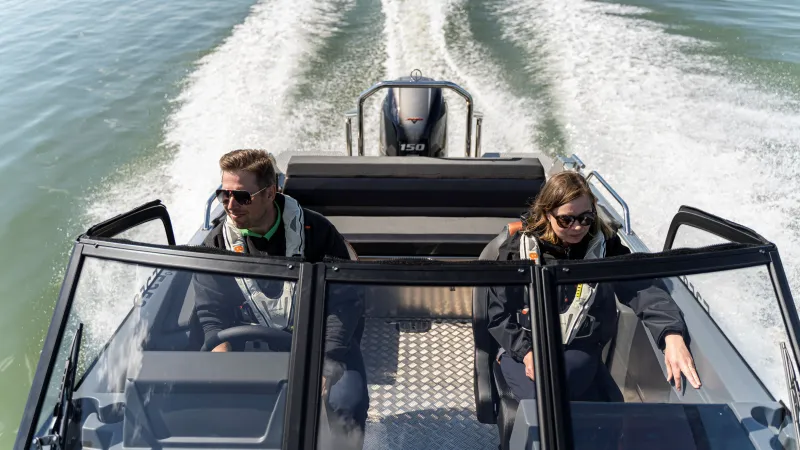 Buster XXL V MAX carries up to 8 passengers