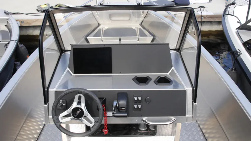 Buster XL CC motor boat console