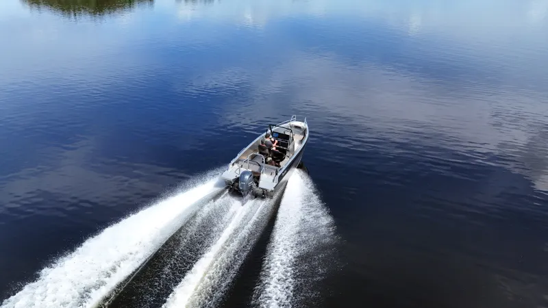 Buster XL CC motor boat driving