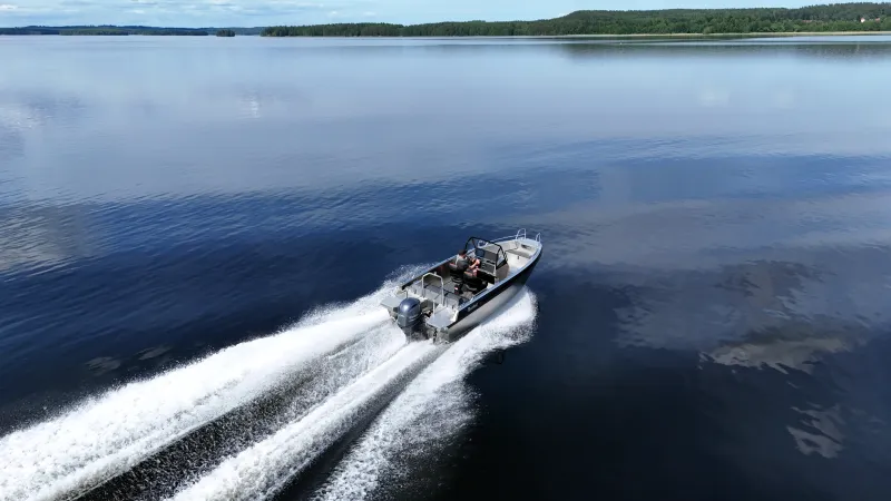 Buster XL CC motor boat driving