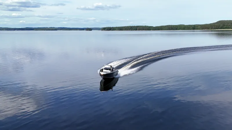 Buster XL CC motor boat driving